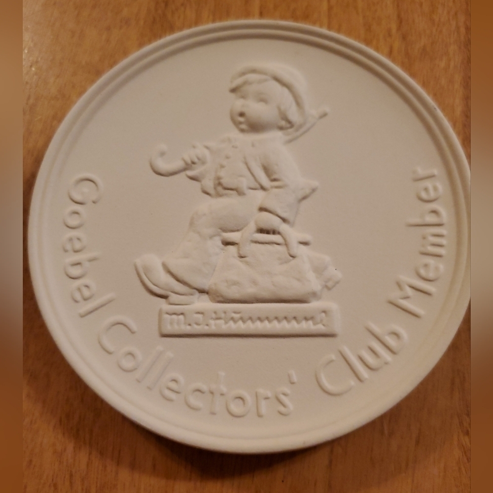Hummel Goebel Collectors' Club Member 1976 Plaque Round